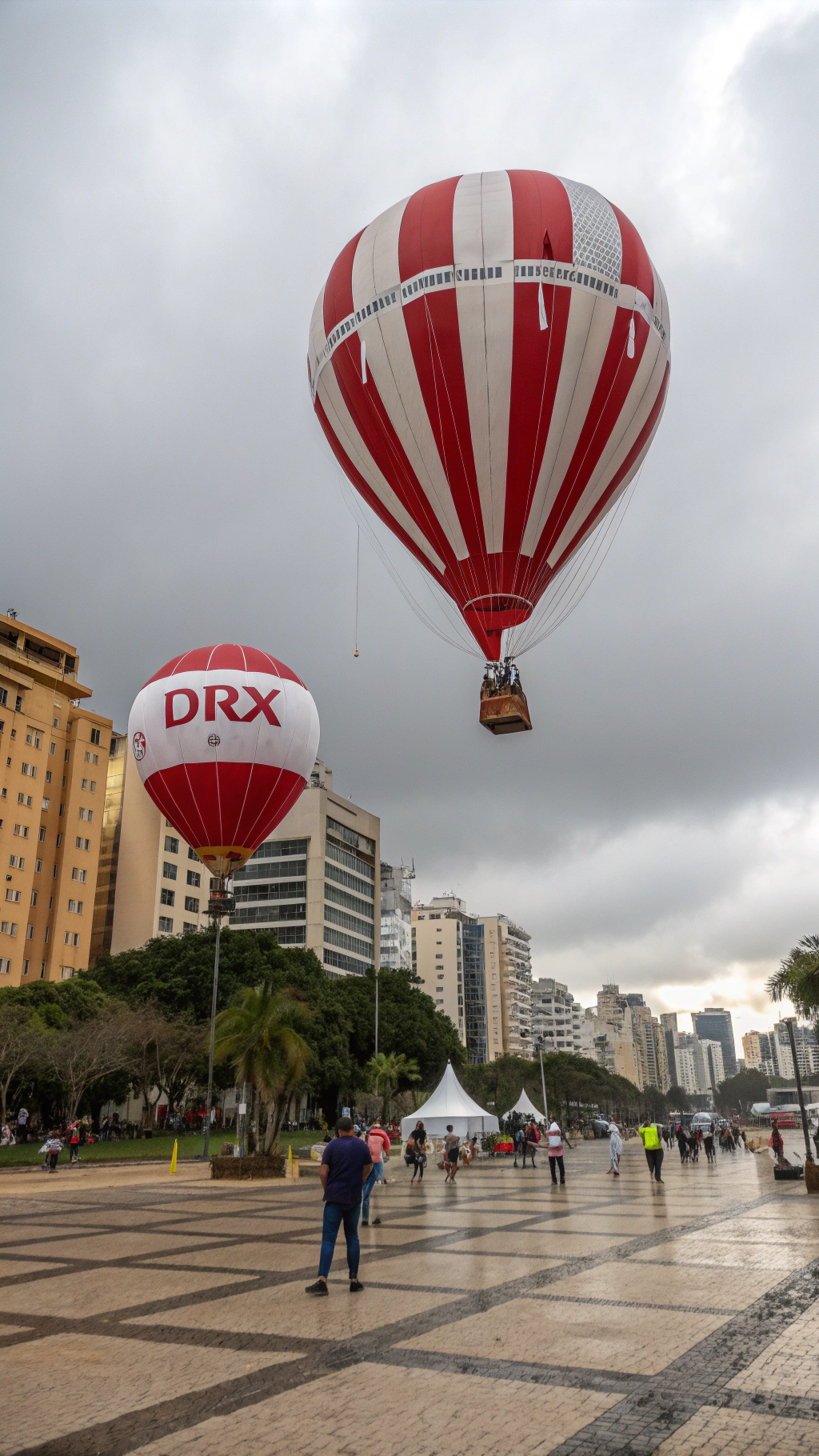 AI generated image by Red Panda AI: Zepelim nas cores vermelho e branco ,com DRX escrito na lateral sobrevoando a praça sete em Belo Horizonte
