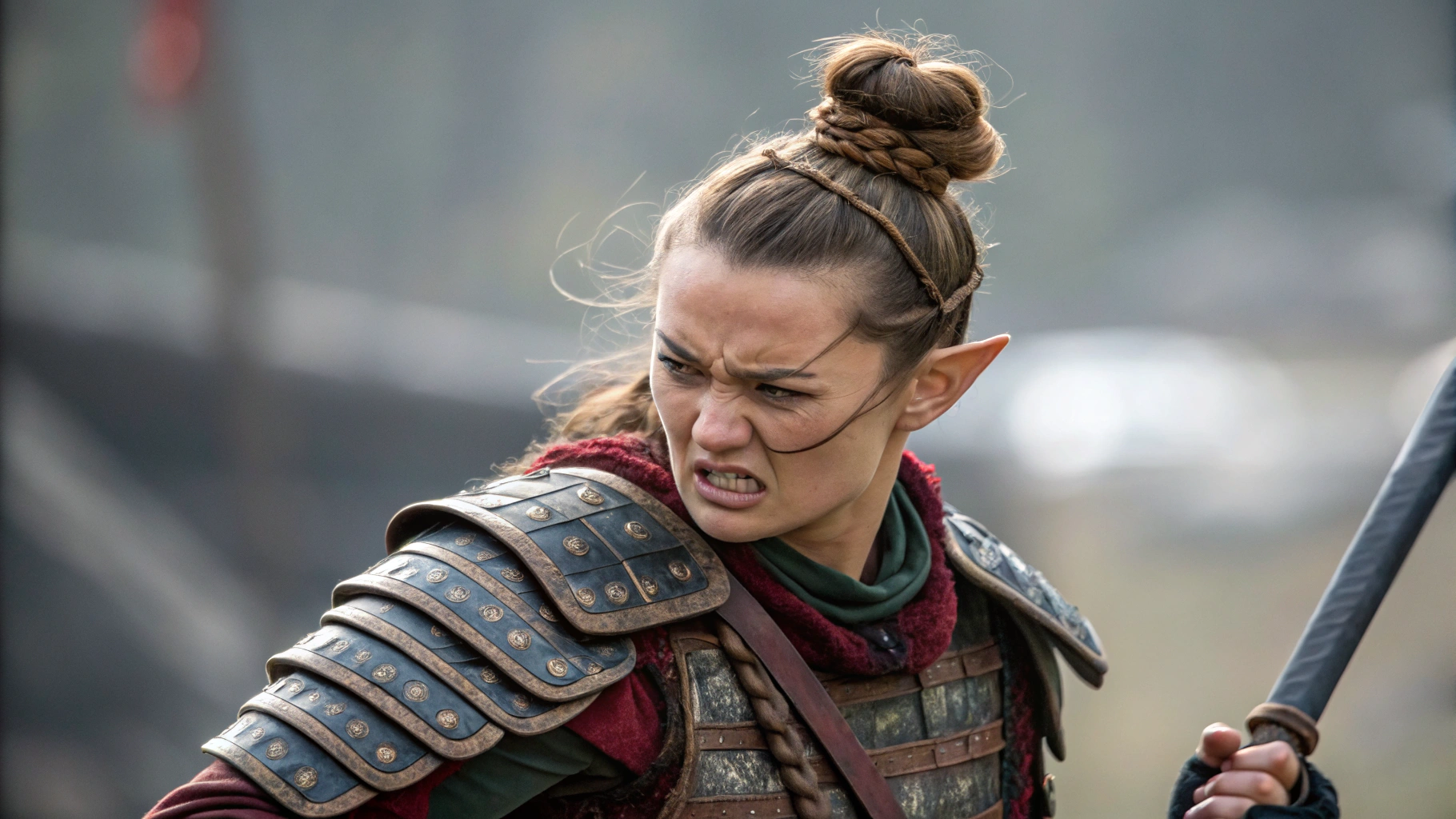 AI generated image by Red Panda AI: Uma mulher elfo, com rosto humano. Cabelo preso em penteado coque samurai. Expressão de desgosto. Faixas cobrindo o busto, ombreiras de armadura e arma em mãos.
