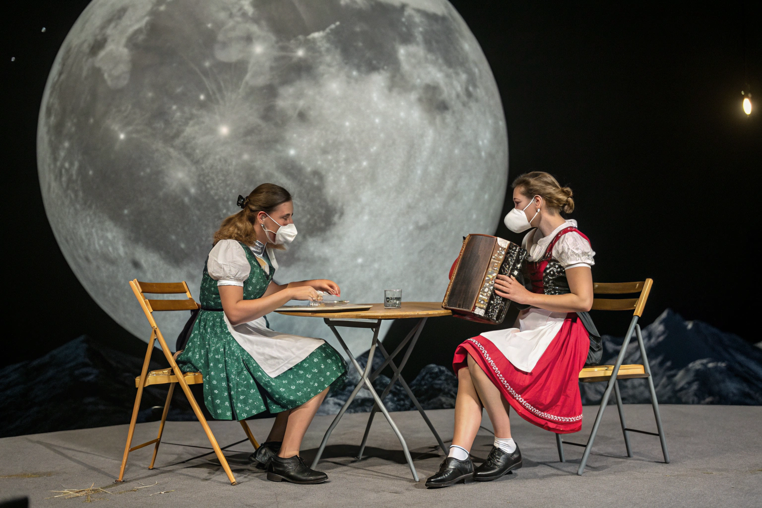 AI generated image by Red Panda AI: 2 Frauen in alpenländischem Dirndl mit Sauerstoffmaske sitzen auf dem Mond auf 2 Thonet-Stühlen vor einem Tisch und spielen jeweils eine Zither.